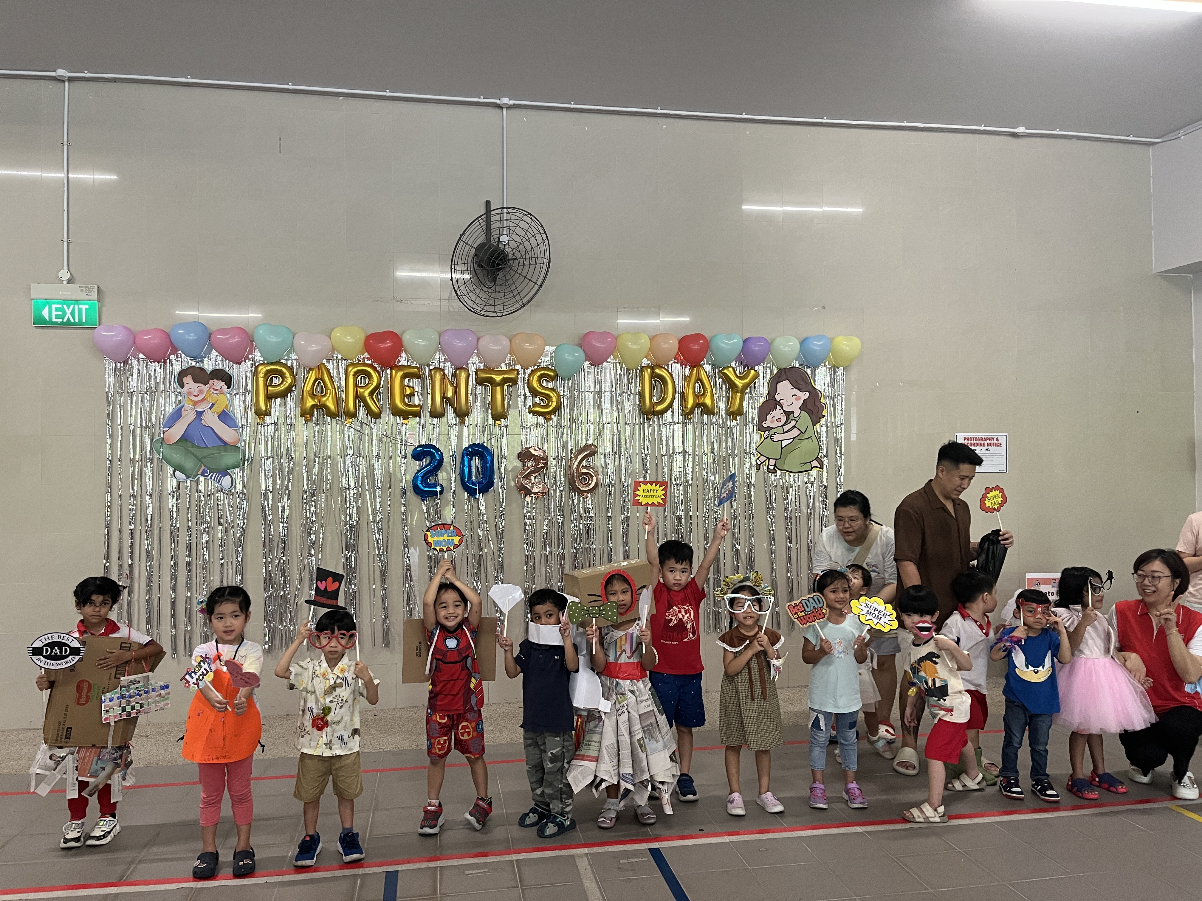 Parents’ Day: Children Dressing Up with Recycled Materials — photo 9
