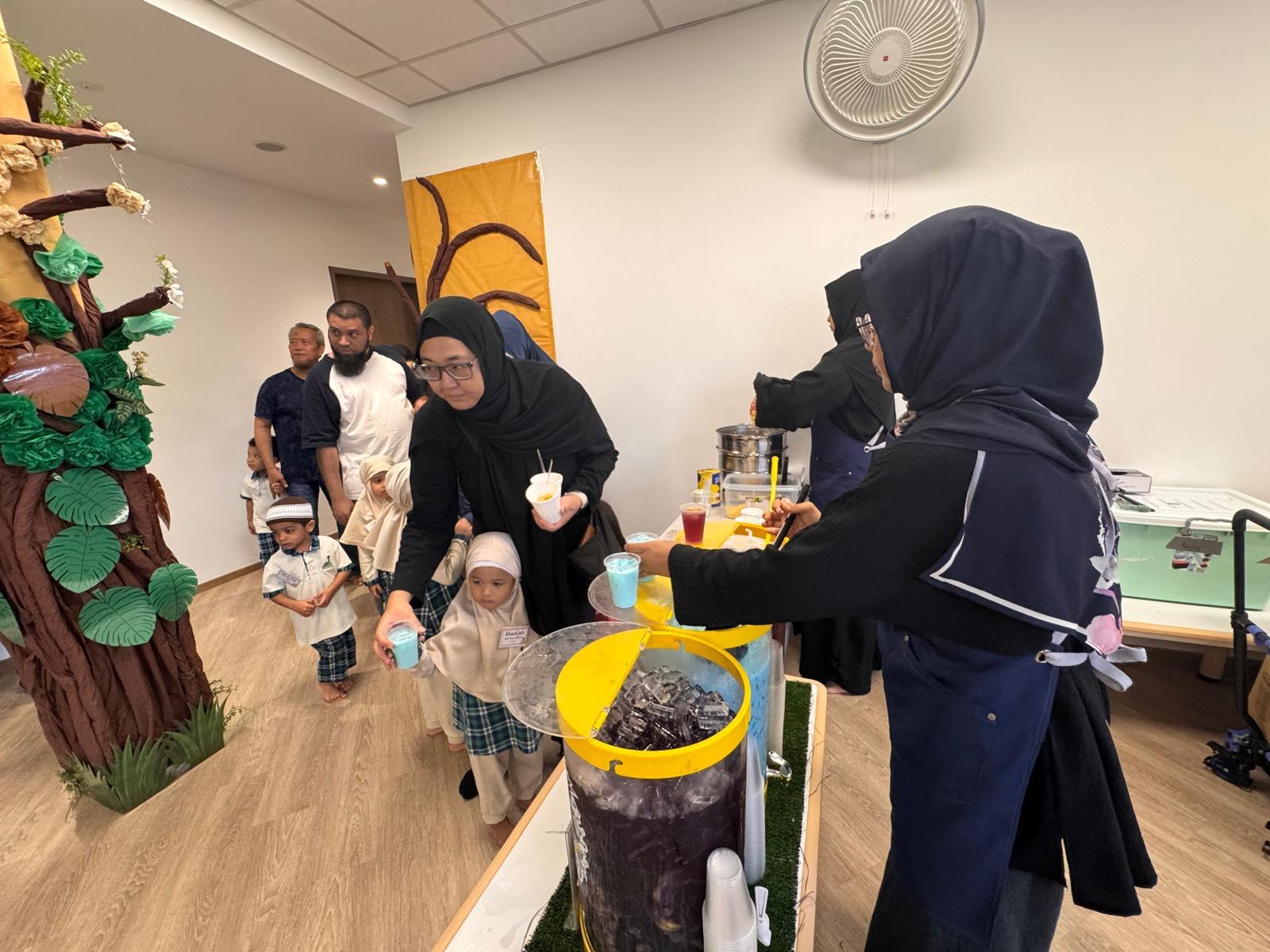 A mini get – together with families on the first day of school — photo 3