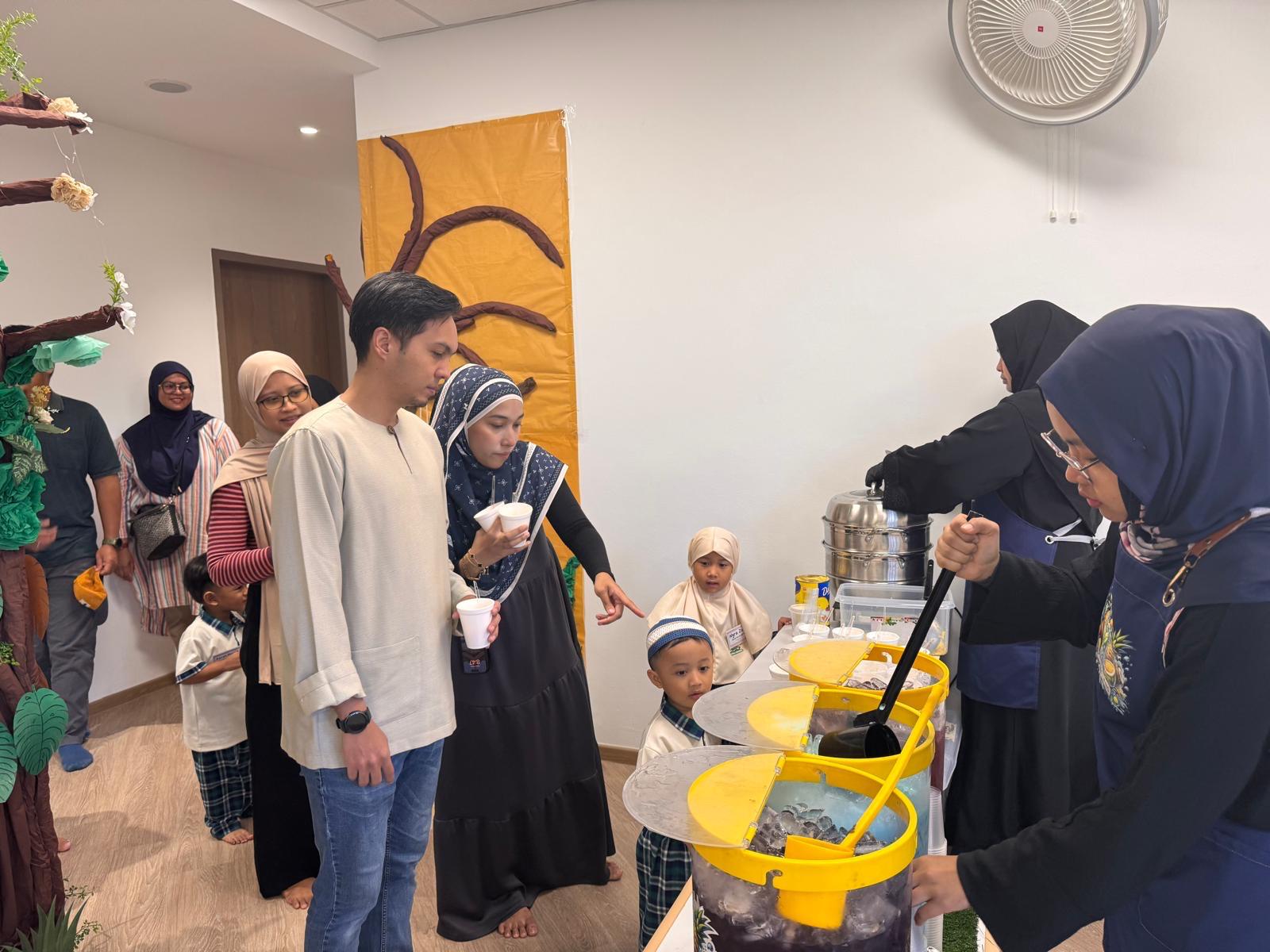 A mini get – together with families on the first day of school — photo 4