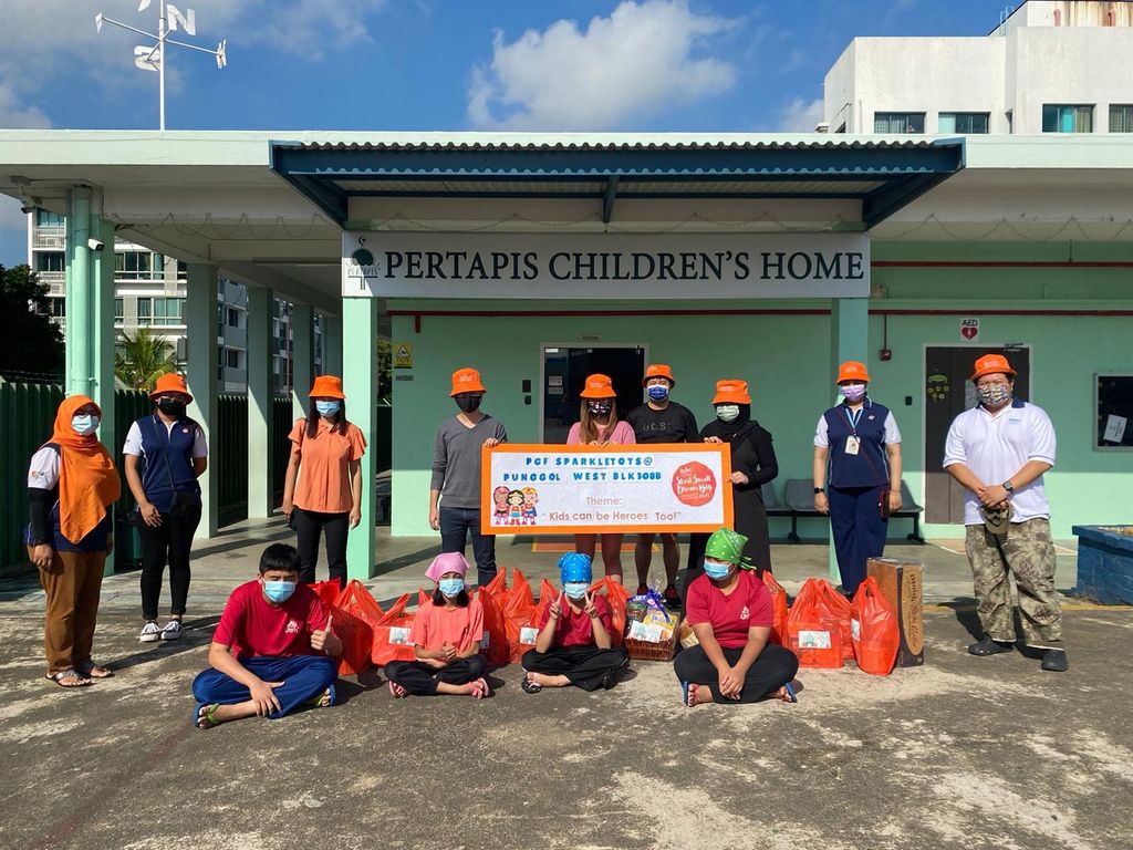 Distribution of goodies at Pertapis and collaboration with the children — photo 2