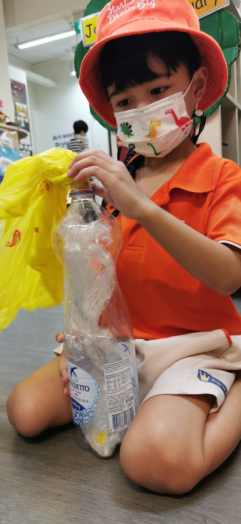 Making eco-bricks using unwanted plastic — photo 9