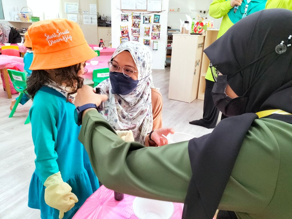 Parent & Child DIY Sanitizer Workshop — photo 3