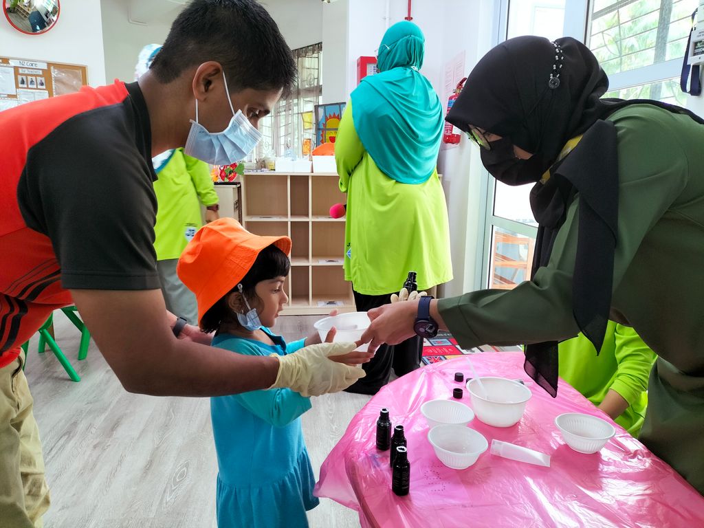 Parent & Child DIY Sanitizer Workshop — photo 4