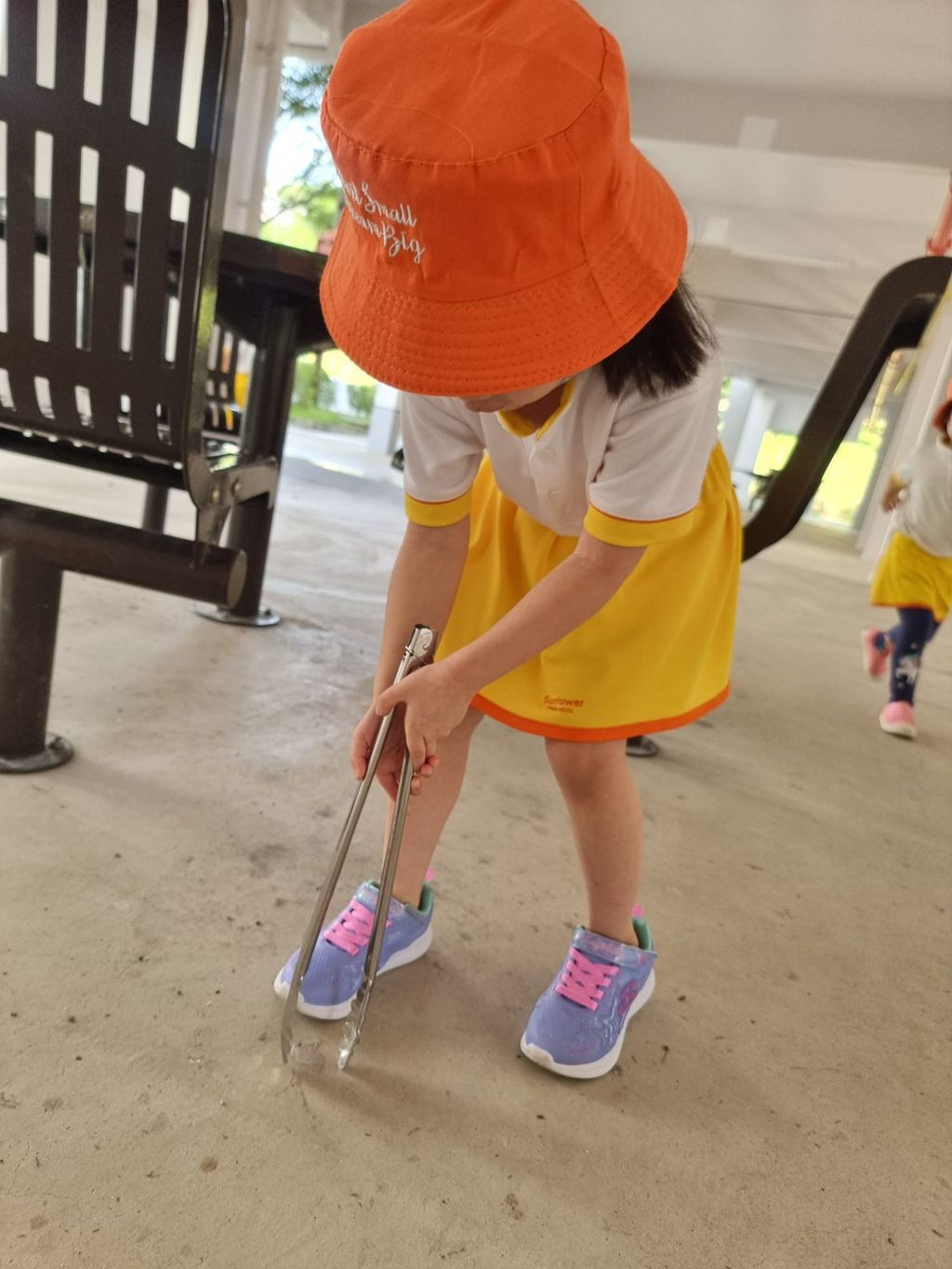 N2 - Litter picking in our neighborhood — photo 4