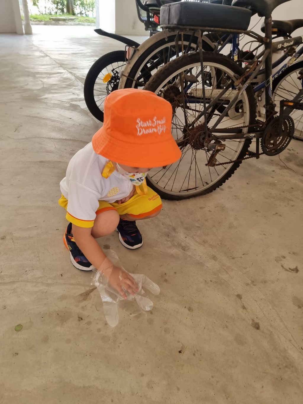 N2 - Litter picking in our neighborhood — photo 11
