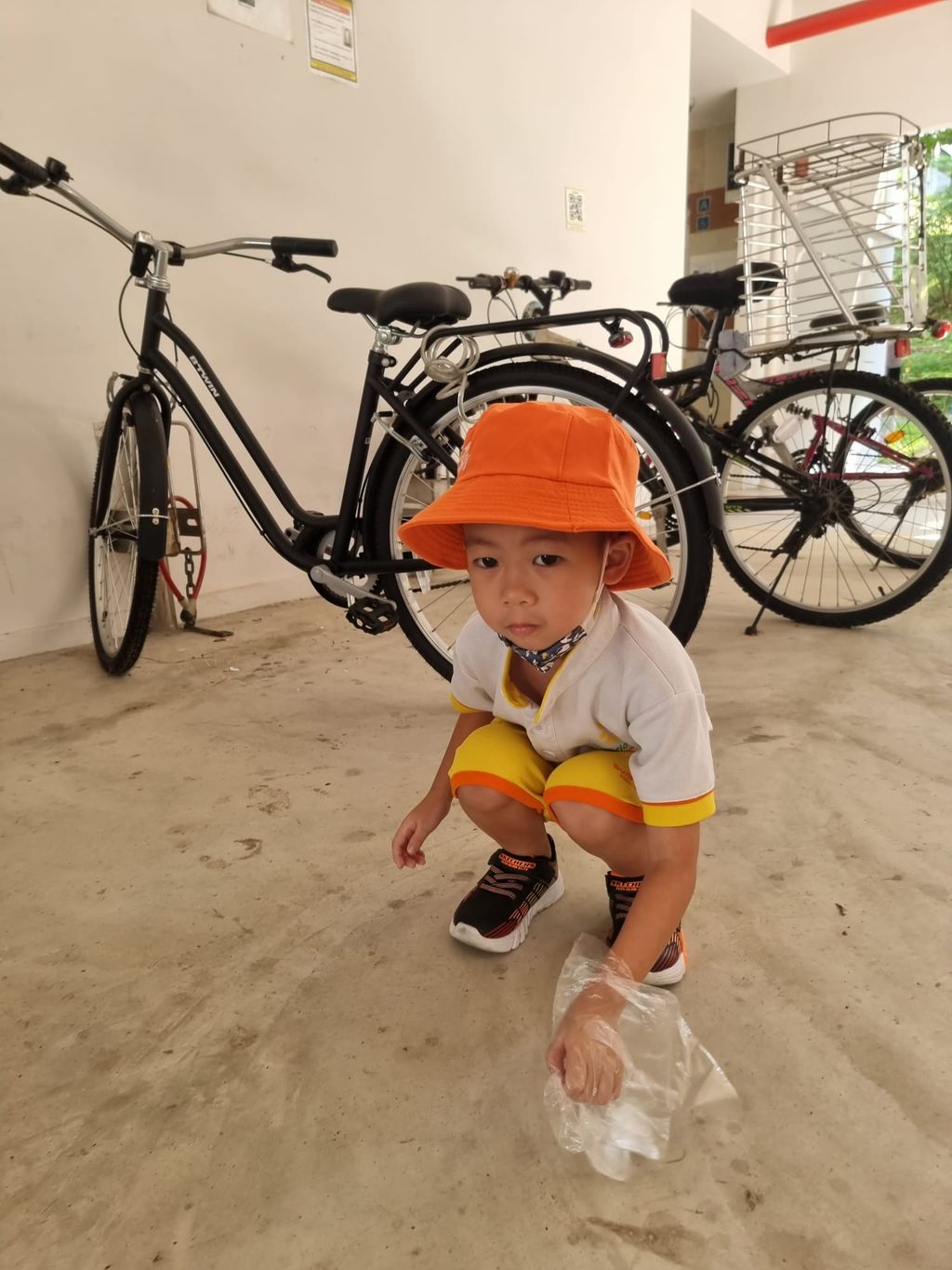 N2 - Litter picking in our neighborhood — photo 16