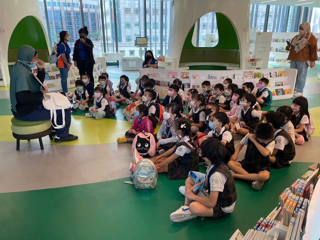 Library visit! — photo 7