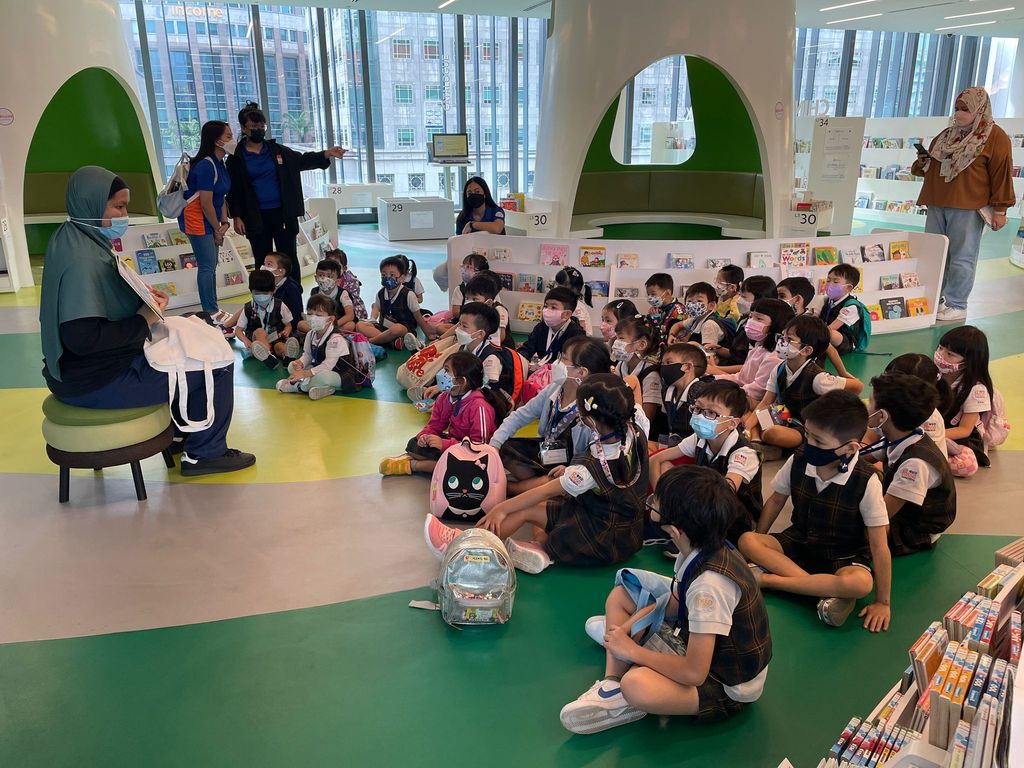Library visit! — photo 11