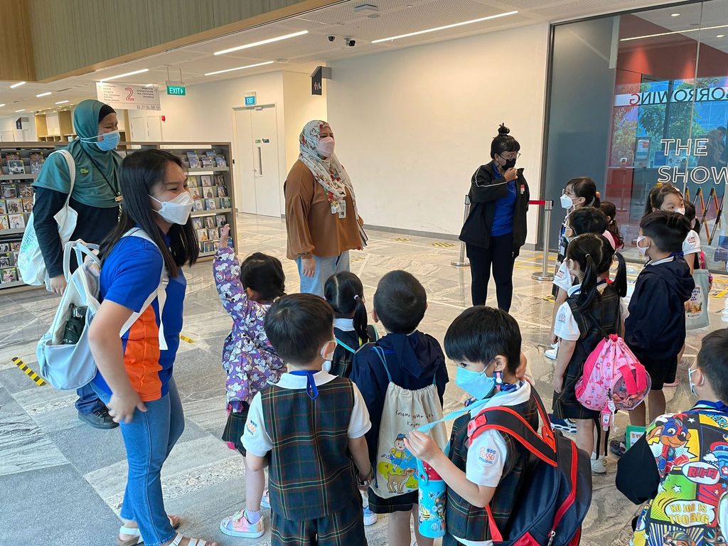 Library visit! — photo 14