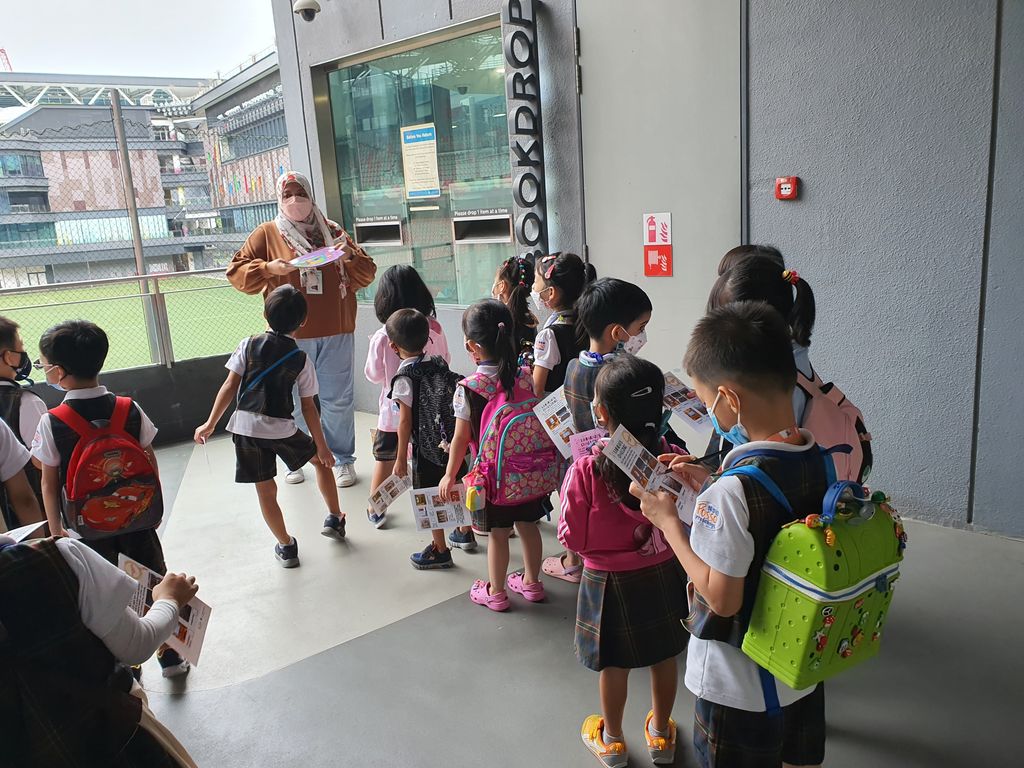 Library visit! — photo 38