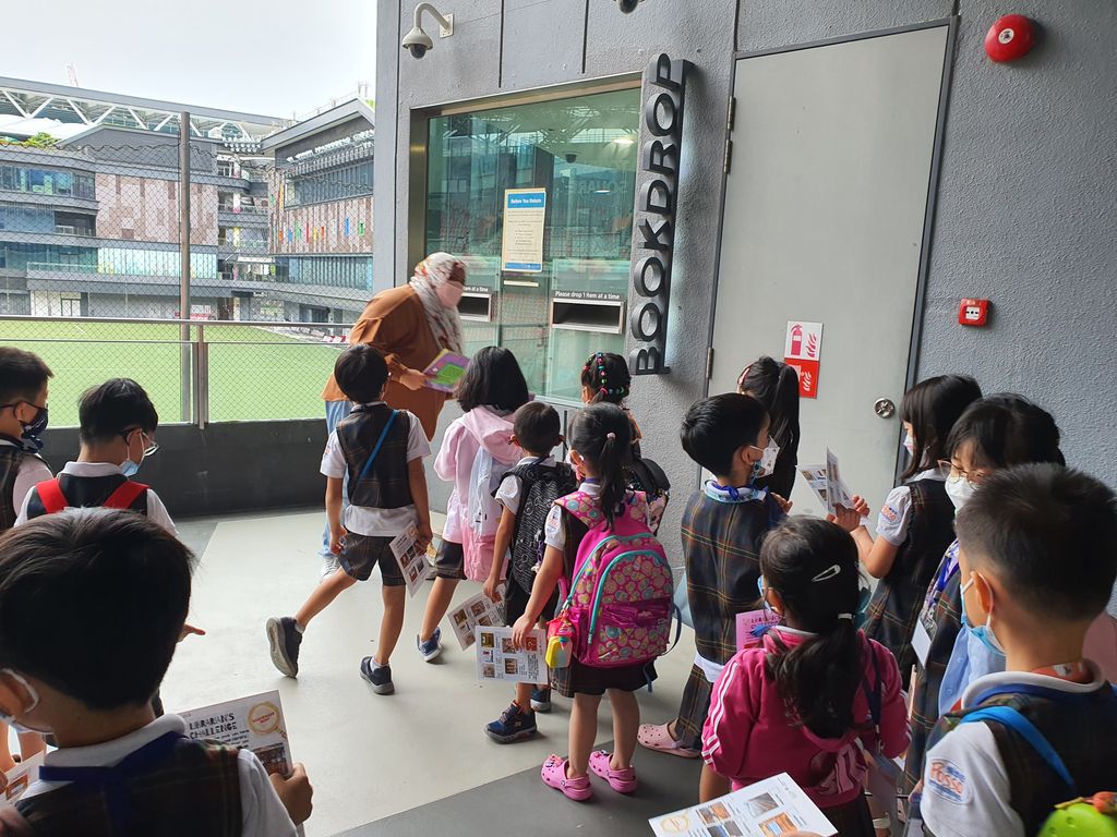 Library visit! — photo 39
