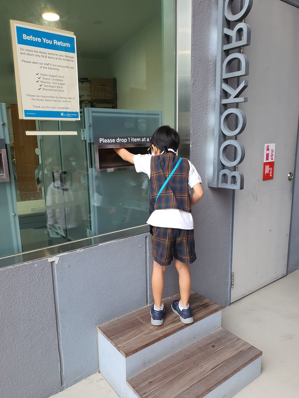 Library visit! — photo 40