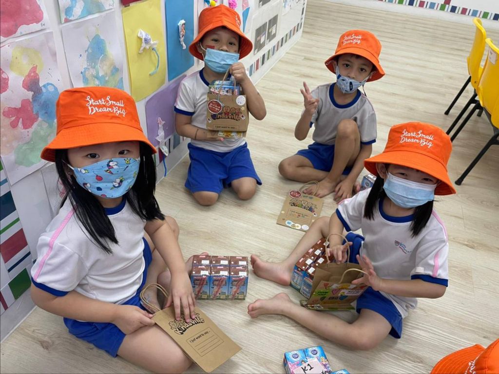 Time to pack and deliver! (SSDB - Little Footprints Preschool @Y701A) — photo 3