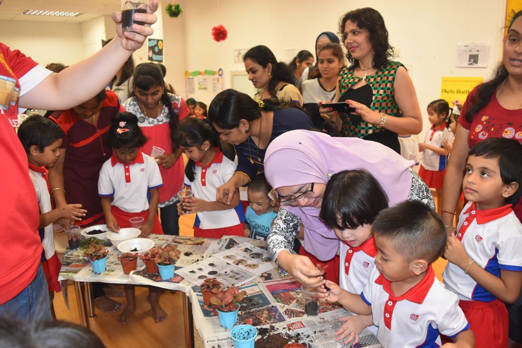 Educating the parents about the importance of recycling. — photo 1