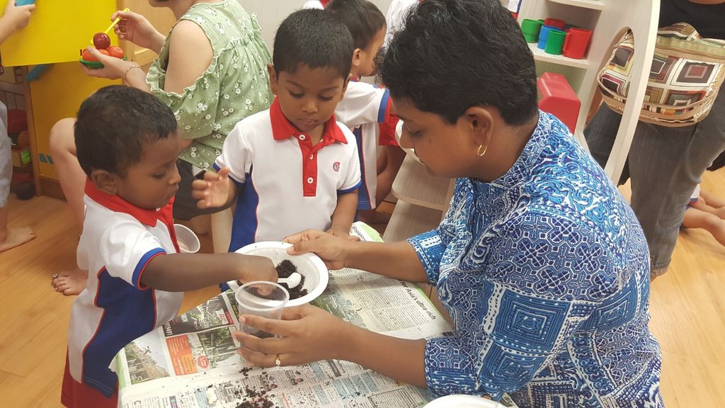 Educating the parents about the importance of recycling. — photo 1
