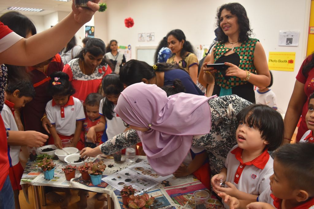 Educating the parents about the importance of recycling. — photo 1