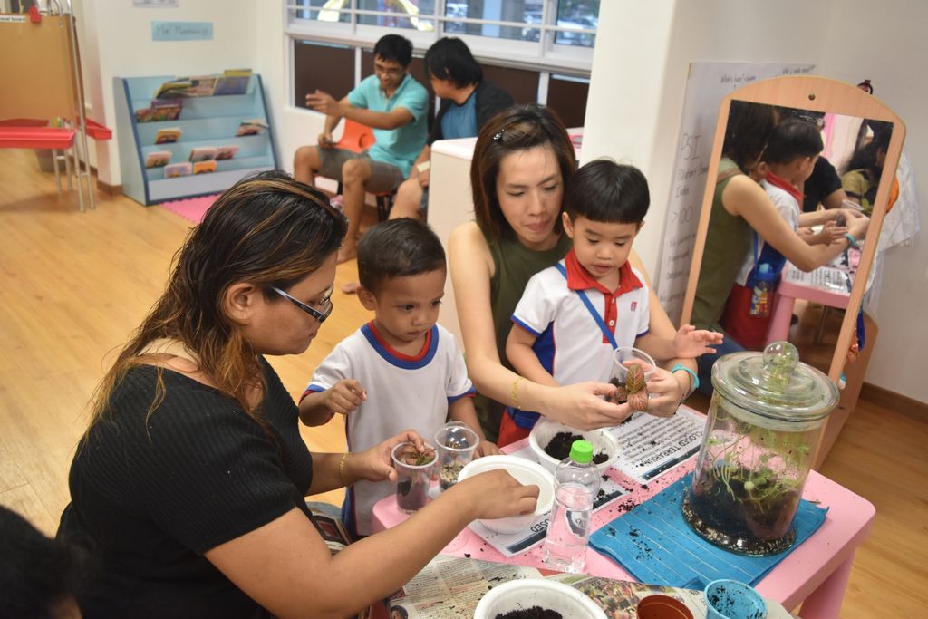 Educating the parents about the importance of recycling. — photo 2