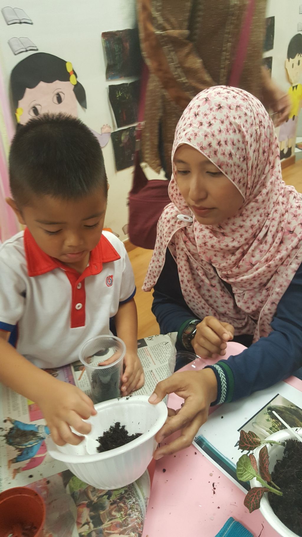 Educating the parents about the importance of recycling. — photo 3