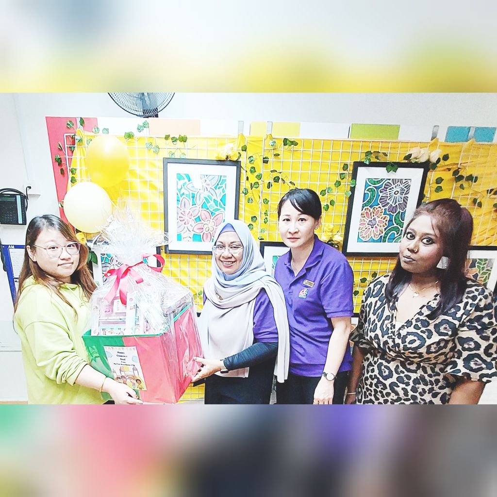 Handing over the gifts to APSN Chaoyang School