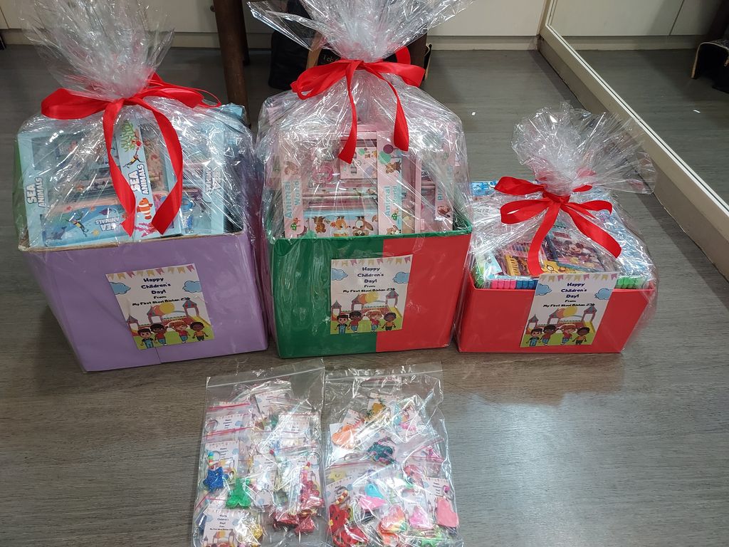 Handing over the gifts to APSN Chaoyang School — photo 5