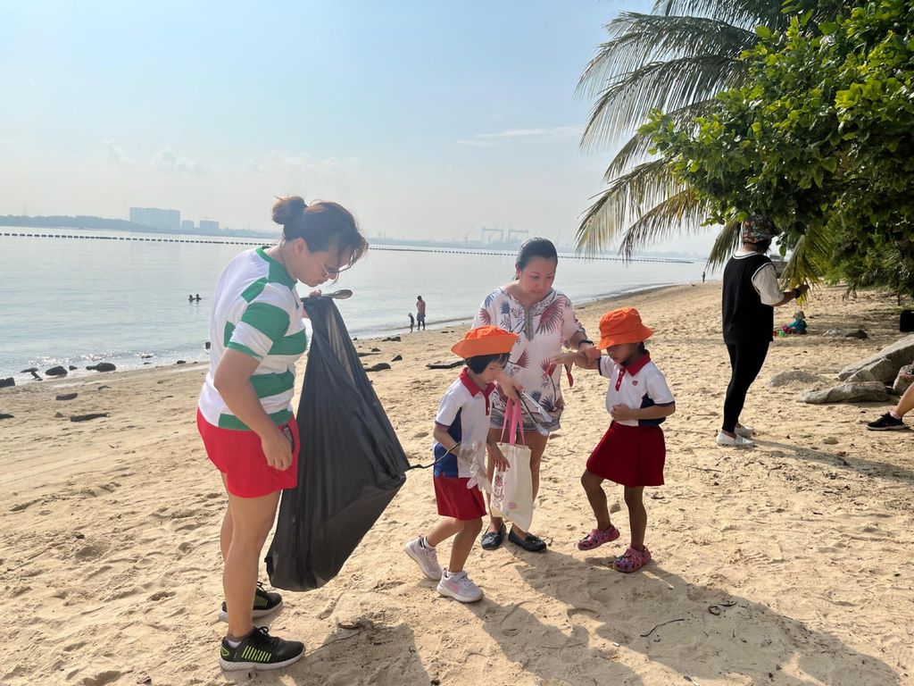 PCF Sparkletots @ Woodlands Blk 801 SSDB project: Sembawang Beach Cleaning cum Parents Day — photo 2