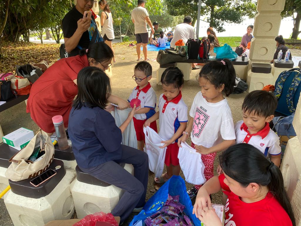 PCF Sparkletots @ Woodlands Blk 801 SSDB project: Sembawang Beach Cleaning cum Parents Day — photo 11