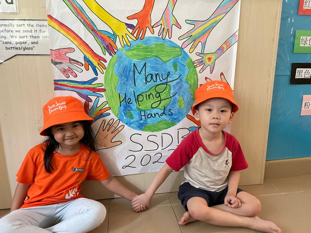 Many helping hands — photo 11