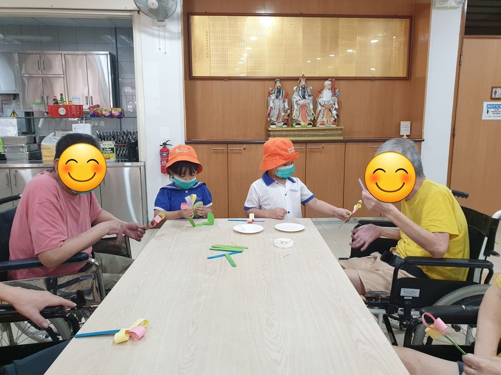 LFP W877 visits Man Fut Tong nursing home. — photo 3