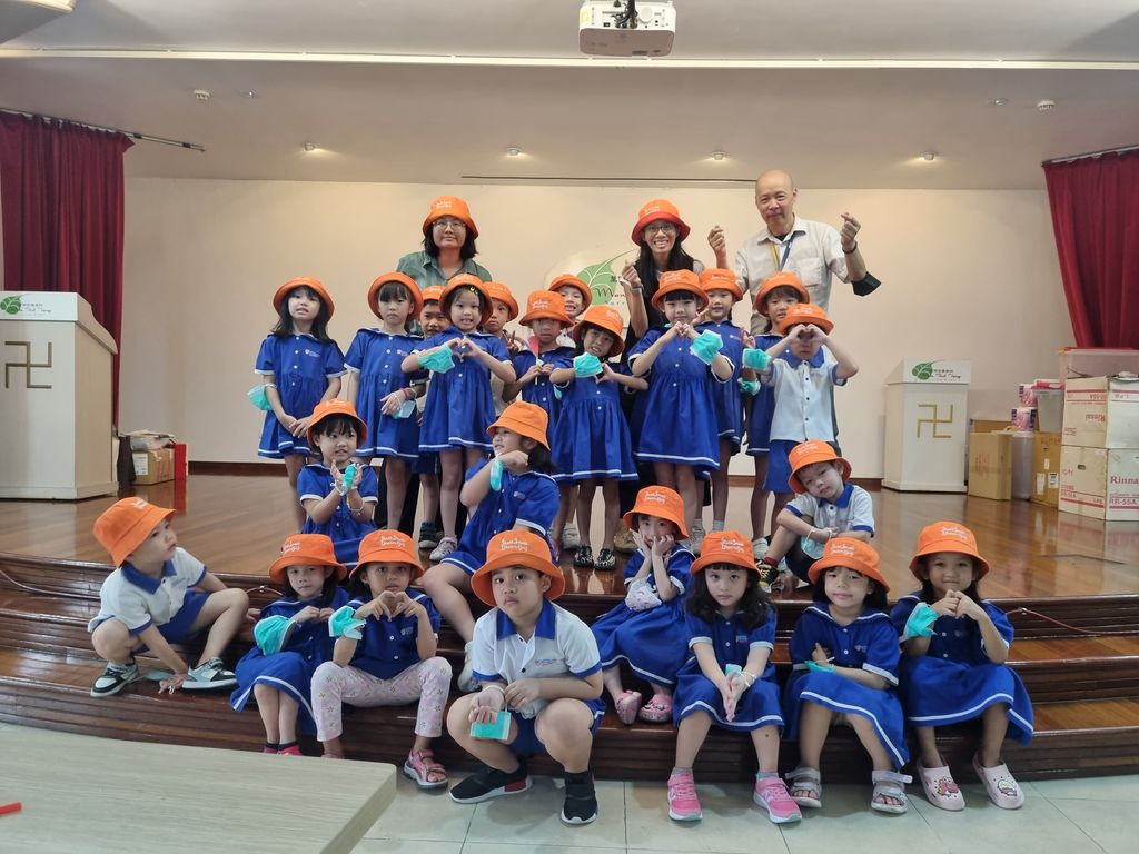 LFP W877 visits Man Fut Tong nursing home. — photo 8