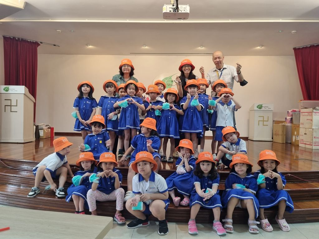 LFP W877 visits Man Fut Tong nursing home. — photo 9