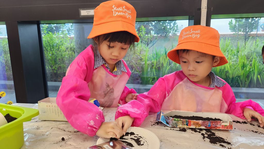Skool4Kidz @ One Punggol Campus - Many Helping Hands, Caring for Everyone : Caring for Our Community ( Story 2 ) — photo 3