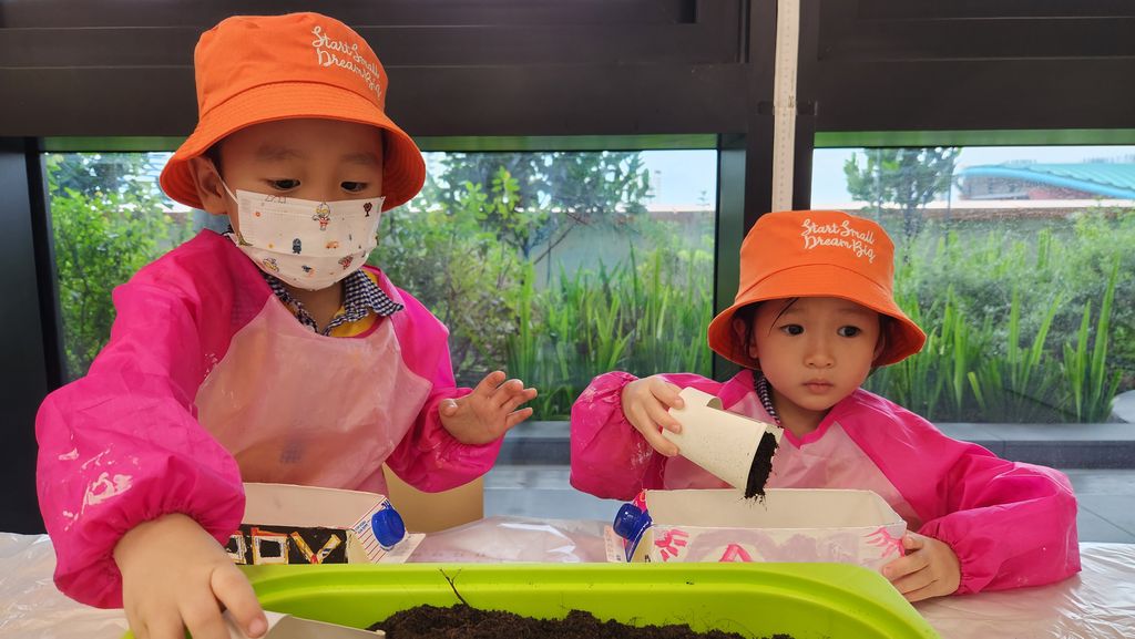 Skool4Kidz @ One Punggol Campus - Many Helping Hands, Caring for Everyone : Caring for Our Community ( Story 2 ) — photo 6