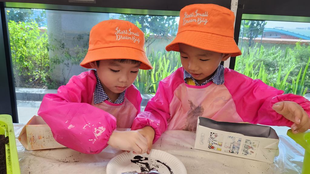 Skool4Kidz @ One Punggol Campus - Many Helping Hands, Caring for Everyone : Caring for Our Community ( Story 2 ) — photo 9