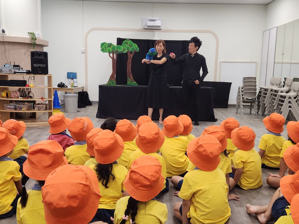 Skool4Kidz @ One Punggol Campus - Many Helping Hands, Caring for Everyone : Caring for Our Community ( Story 3 )