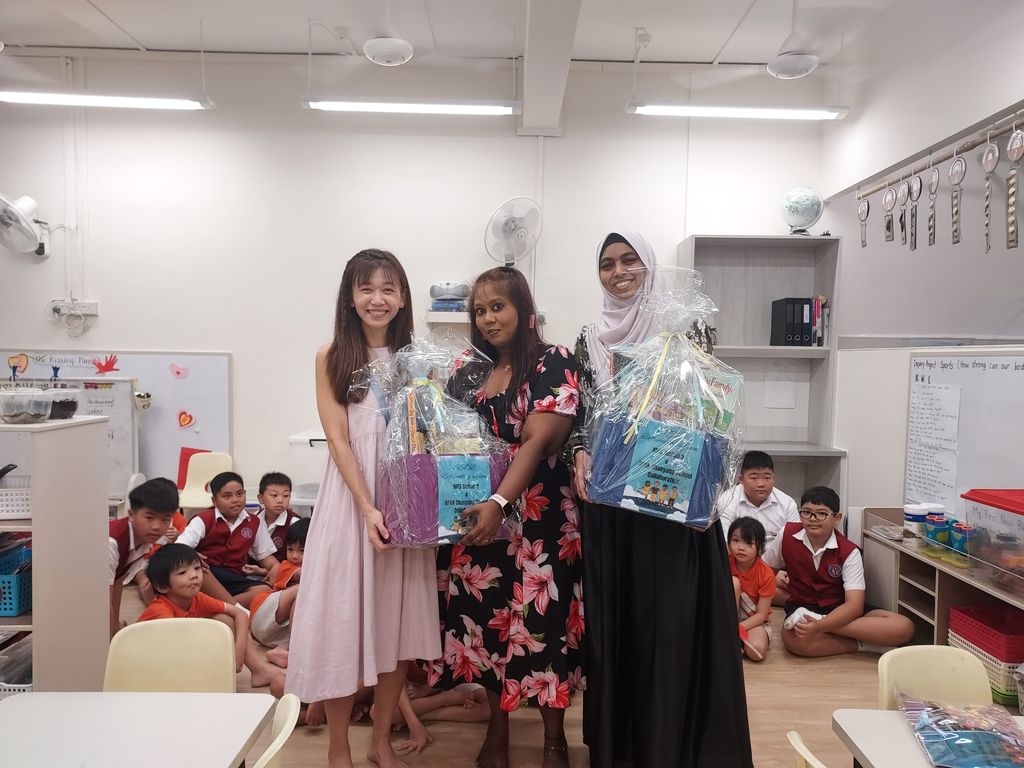 Handing over the hampers and bookmarks — photo 2