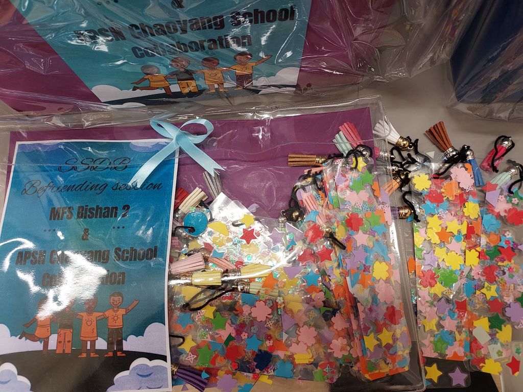 Handing over the hampers and bookmarks — photo 3