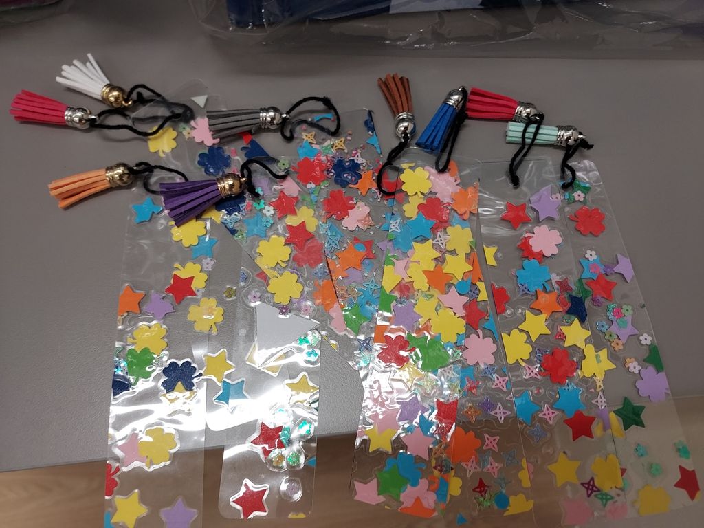 Handing over the hampers and bookmarks — photo 4