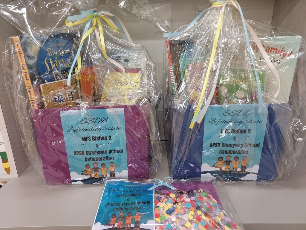 Handing over the hampers and bookmarks — photo 5