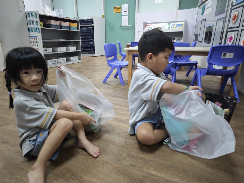 Packing food donated by parents for local seniors in need. — photo 4