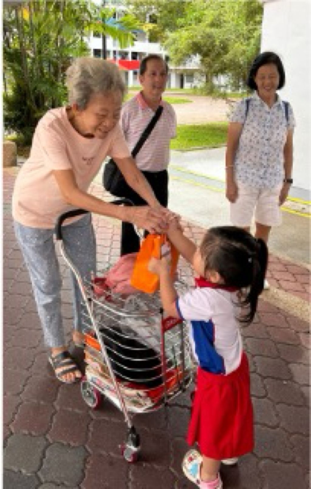 Kindness Mission to Our Community: Sharing our Goodies to the Neighbourhood — photo 2