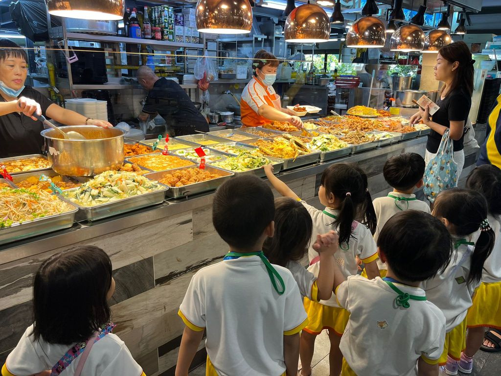 Fieldtrip to Senja Hawker Centre — photo 8