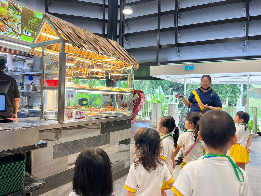 Fieldtrip to Senja Hawker Centre — photo 10