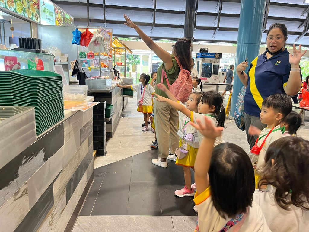 Fieldtrip to Senja Hawker Centre — photo 11