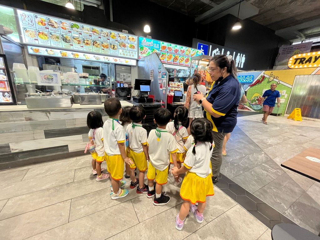 Fieldtrip to Senja Hawker Centre — photo 18