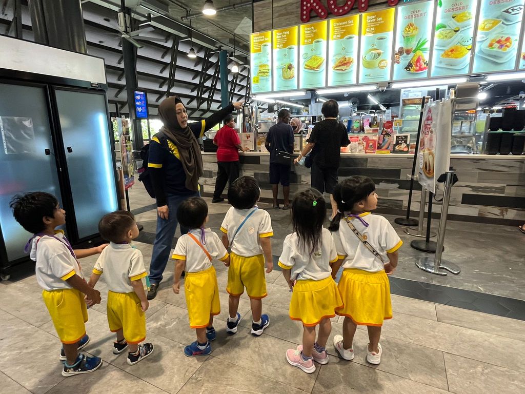 Fieldtrip to Senja Hawker Centre — photo 25