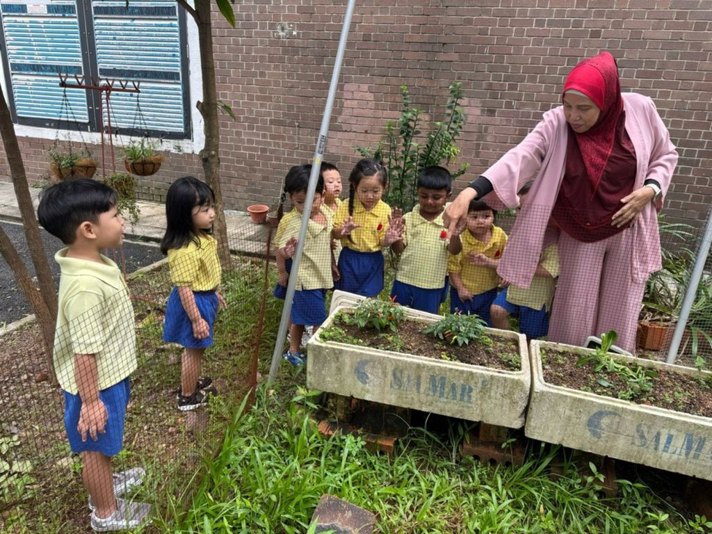 Launch of Our SSDB Project: Sustainability of our Beloved Earth - through Gardening, Recycling and Clean Environment. — photo 10