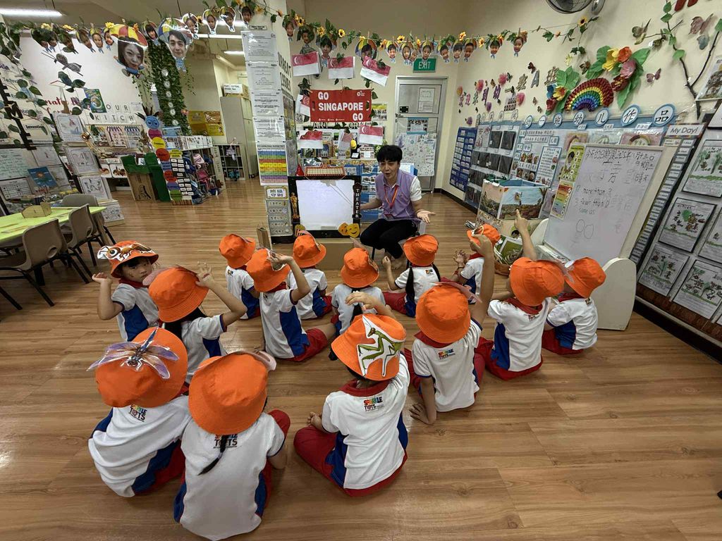 Little Explorers: Discovering the Fascinating World of Insects — photo 1