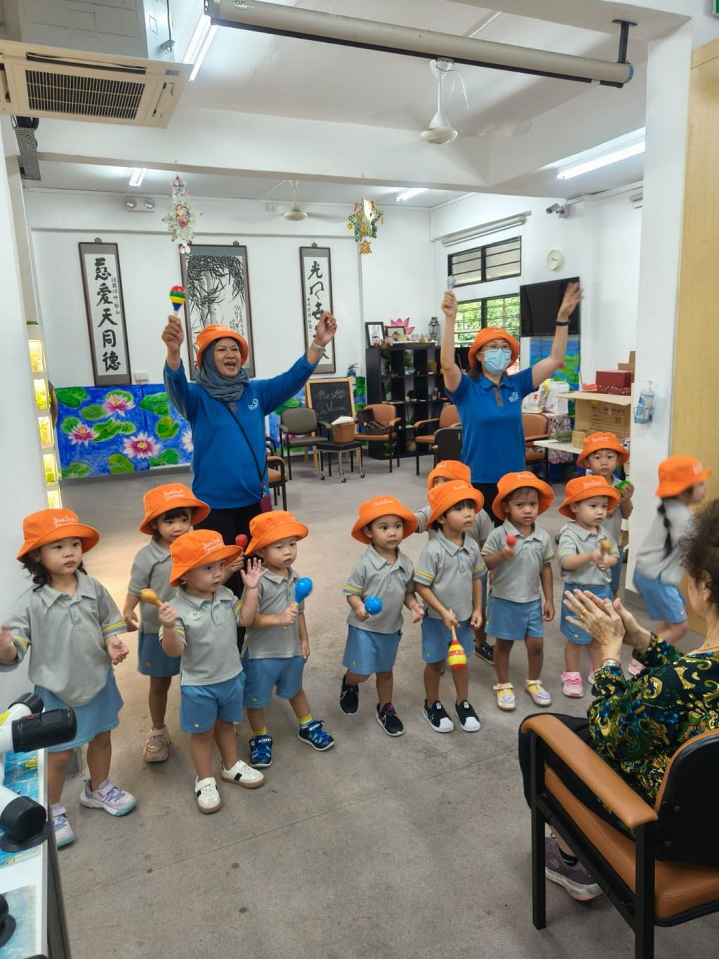 第四学期:启蒙一班小朋友们参观Metta Day乐龄康复中心 — photo 16