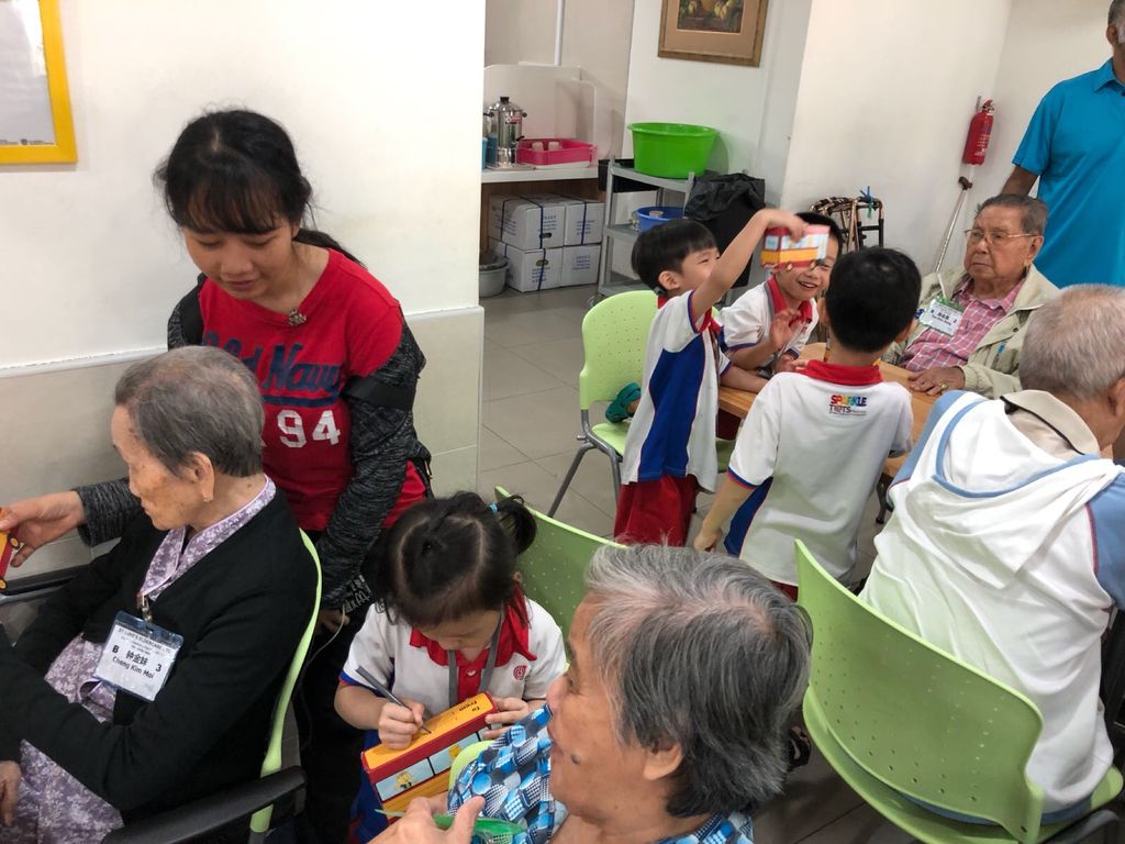 "Small Hands, Big Hearts" Kindness One : Showing kindness to the elderly of Singapore — photo 5