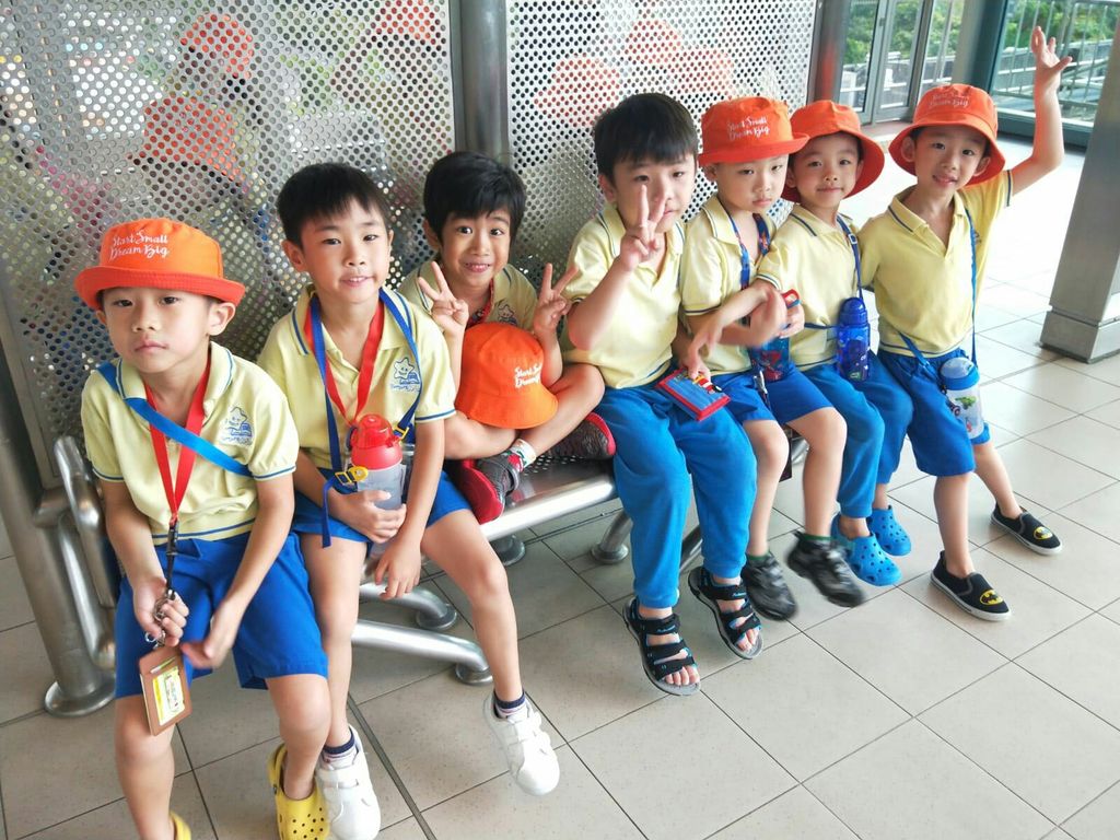 Intergenerational Bonding with the Seniors of MindCare Senior Activity Centre and NurtureStars Punggol through Terrarium Making! — photo 1